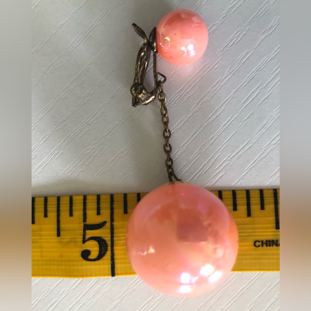 VTG 1960s drop earrings, XLG opalescent peach Pearl on chain clip on Lightweight - Picture 5 of 9